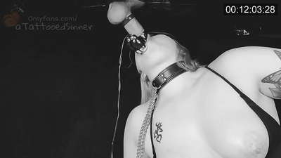 Cailín deas le tits foirfe ag an gloryhole